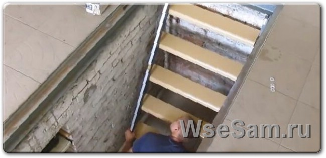 Самодельная раскладная лестница в смотровую яму гаража